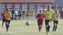 Fotbalisté Újezdu (ve žlutých dresech) v nedělním přípravném zápase podlehli Valašským Kloboukům 2:6