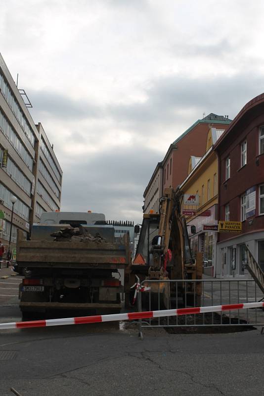 Při opravě hlavního vodovodního potrubí v Bartošově ulici ve Zlíně narazili technici na vymletou jámu, do které by se vešel téměř celý automobil.