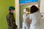 Pomáhat v péči o pacienty přijeli v pondělí 15. listopadu do Vsetínské nemocnice vojáci Armády ČR. Celkem se jedná o pět mužů, kteří by zde měli zůstat po dobu 14 dnů. Důvodem žádosti o pomoc je vytížení nemocnice i personálu v posledních týdnech