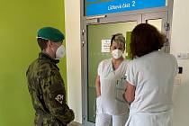 Pomáhat v péči o pacienty přijeli v pondělí 15. listopadu do Vsetínské nemocnice vojáci Armády ČR. Celkem se jedná o pět mužů, kteří by zde měli zůstat po dobu 14 dnů. Důvodem žádosti o pomoc je vytížení nemocnice i personálu v posledních týdnech.