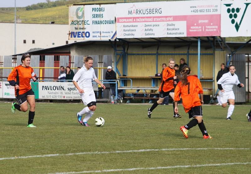 Fotbal divize žen: Velké Pavlovice - Holešovské holky