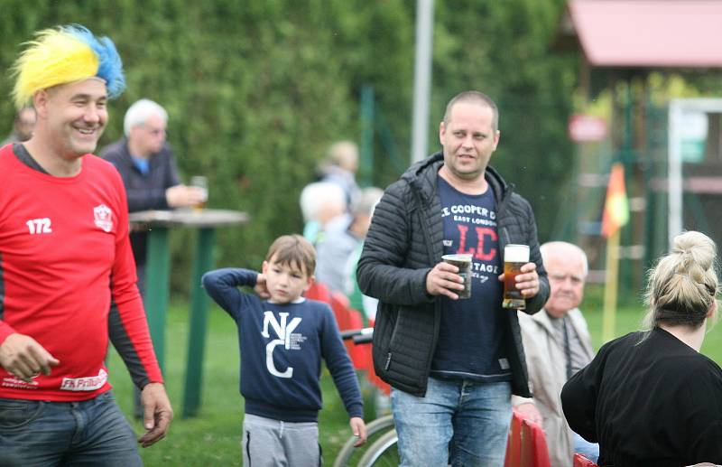 Fotbalisté Příluk (v červeném) v rámci I. B třídy skupiny A pokračují v jarní spanilé jízdě, v nedělním duelu 21. kola doma porazili 2:0 Poličnou.