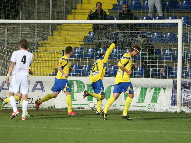 Druholigoví fotbalisté Zlína (ve žlutém) doma bez větších problémů porazili rivala HFK Olomouc 3:0.