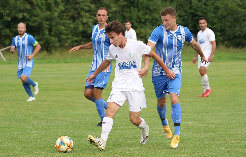 Fotbalisté Hluku (modrobílé dresy) otočili zápas ve Fryštáku, kde po přestřelce zvítězili 5:4.