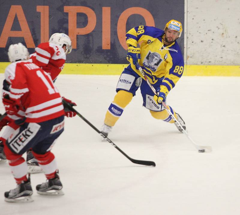 Extraligoví hokejisté Zlína (ve žlutém) v neděli ve 45. kole doma hostili Pardubice.