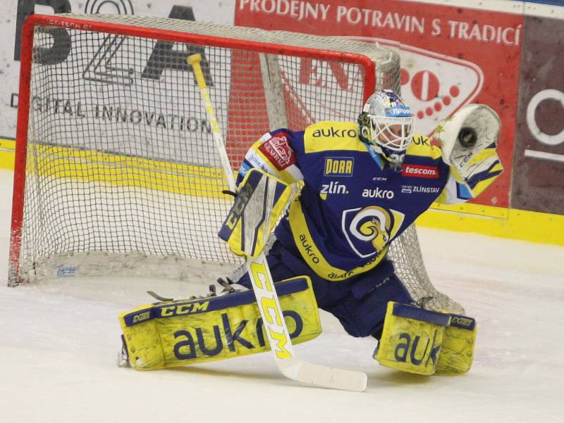 Čtvrtý zápas předkola: Berani Zlín (v modrém) proti HC Olomouc