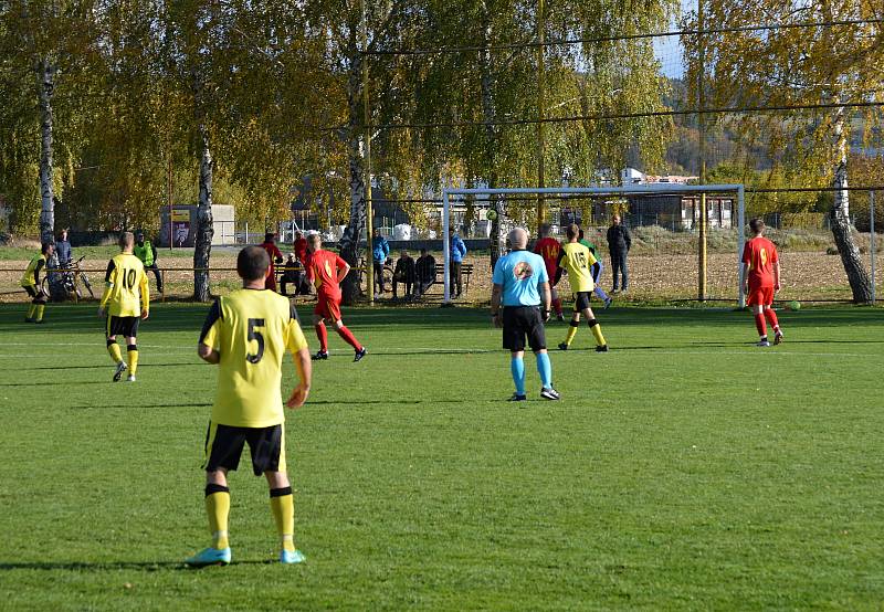 Fotbalisté Tečovic (žluté dresy) doma překvapivě přehráli Mladcovou.