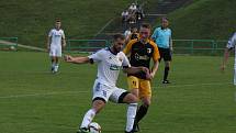 Fotbalisté Luhačovic (bílé dresy) v páteční předehrávce 4. kola krajského přeboru Zlínska podlehly Slušovicím 0:1 a dál čekají v nové sezoně na první výhru.