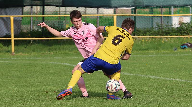 Fotbalisté Malenovic (růžové dresy) ve 21. kole I. B třídy sk. C remizovali se Starým Městem 3:3.