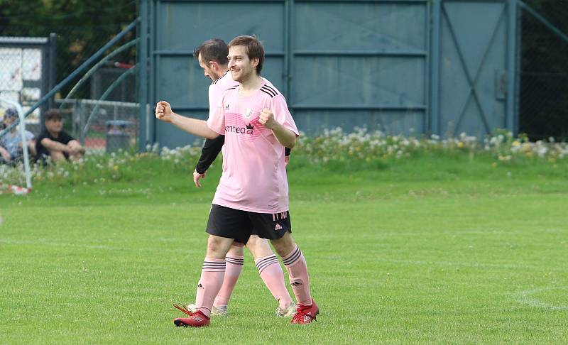 Fotbalisté Malenovic (růžové dresy) ve 21. kole I. B třídy sk. C remizovali se Starým Městem 3:3.