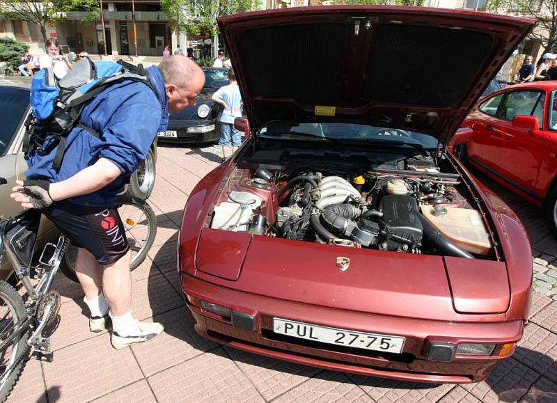 Sraz automobilů zn. Porsche na zlínském náměstí Míru. 