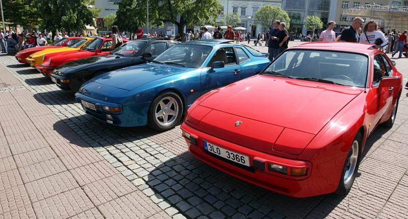 Sraz automobilů zn. Porsche na zlínském náměstí Míru. 