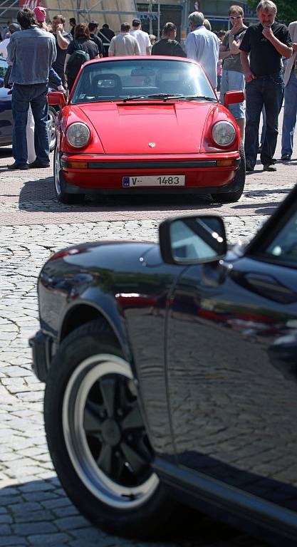 Sraz automobilů zn. Porsche na zlínském náměstí Míru. 