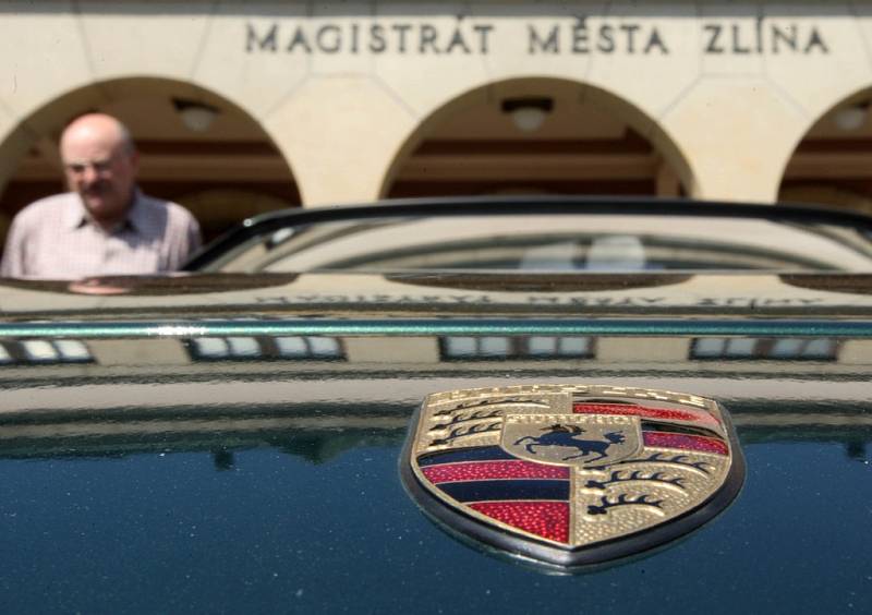 Sraz automobilů zn. Porsche na zlínském náměstí Míru. 