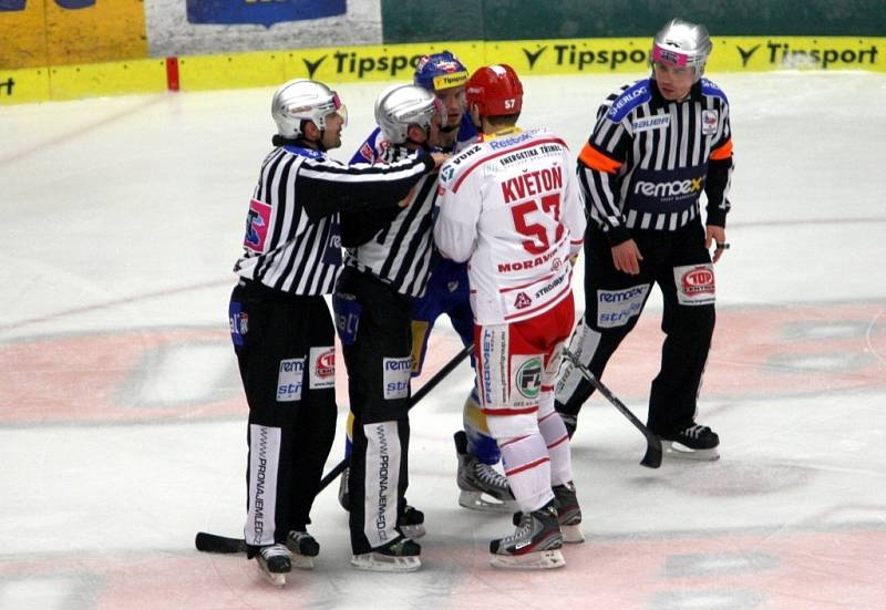 Extraligoví hokejisté Zlína (v modrém) ve druhém semifinále play off s Třincem.