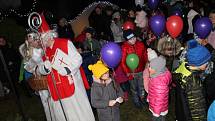 V Tlumačově rozsvítili vánoční stromek. Předtím si užili adventní jarmark