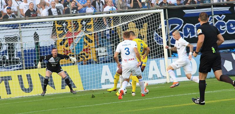 Fotbalisté Zlína (ve žlutých dresech) hostili před vyprodaným hledištěm Baník Ostrava.