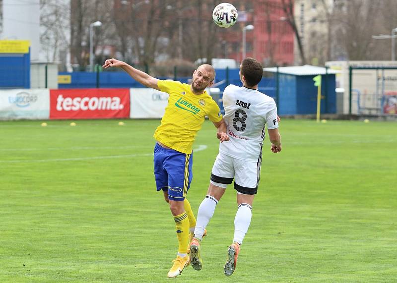 Zkušený fotbalista Marek Hlinka (vlevo) zatím neví, zda bude dres Fastavu nosit i v příští ligové sezoně.