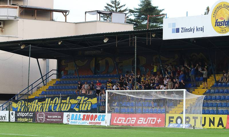 Fotbalisté Zlína (žluté dresy) zakončili letošní sezonu domácí remízou s Jabloncem 1:1.