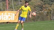 Fotbalisté Zlína B (ve žlutých dresech) prohráli v 9. kole MSFL s Hanáckou Slavií Kroměříž 1:2.