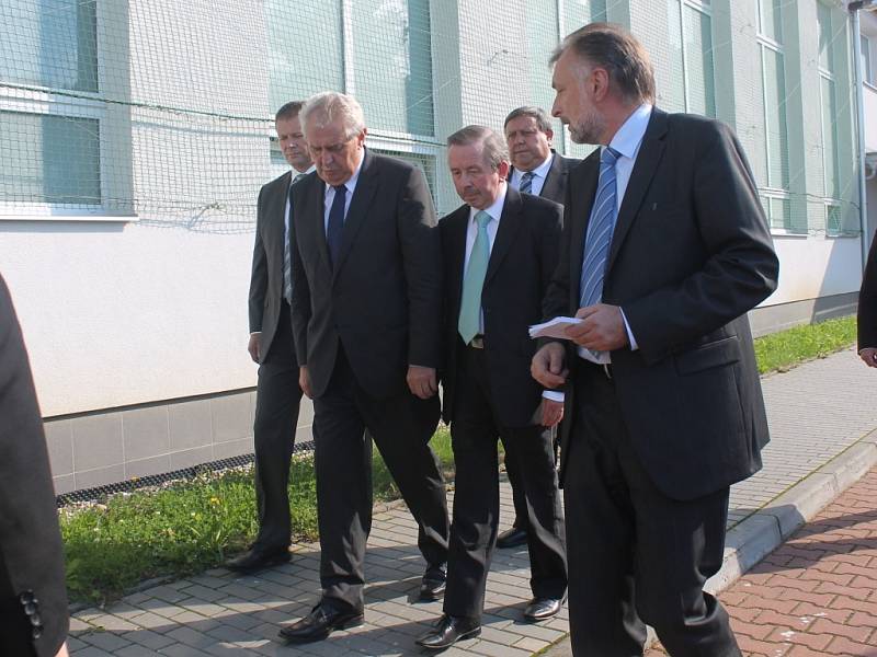 Prezident Miloš Zeman besedoval se studenty na gymnáziu na Lesní čtvrťi