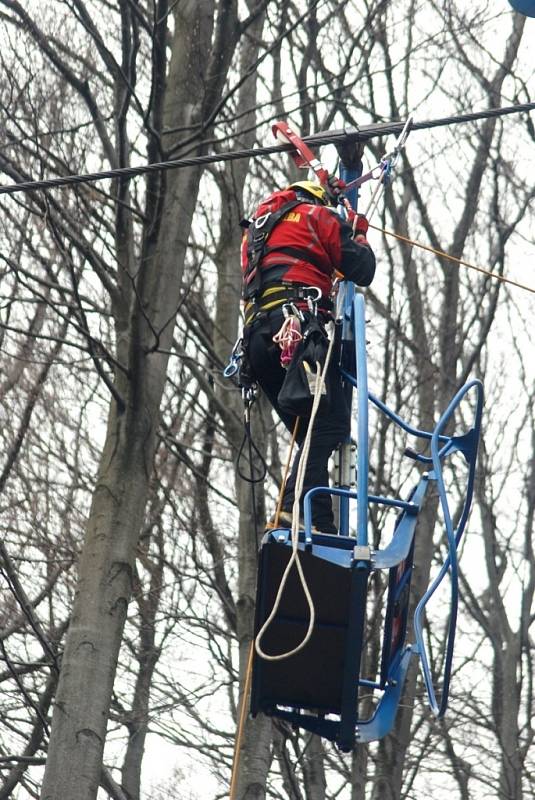 Složky Integrovaného záchranného systému z Moravskoslezského a Zlínského kraje 20. dubna společně nacvičovaly v Trojanovicích na Novojičínsku záchranu 120 lidí z lanovky vedoucí na Pustevny v Beskydech.