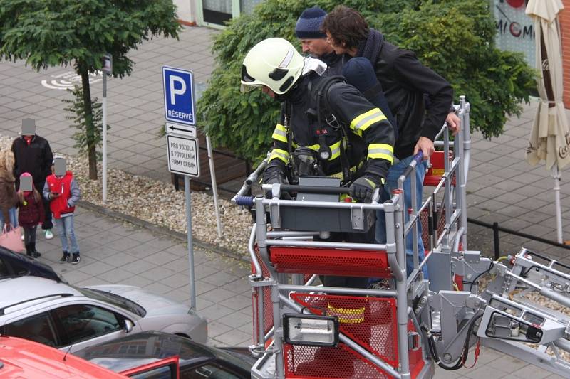 Cvičení hasičů v sídle krajské policie ve Zlíně.