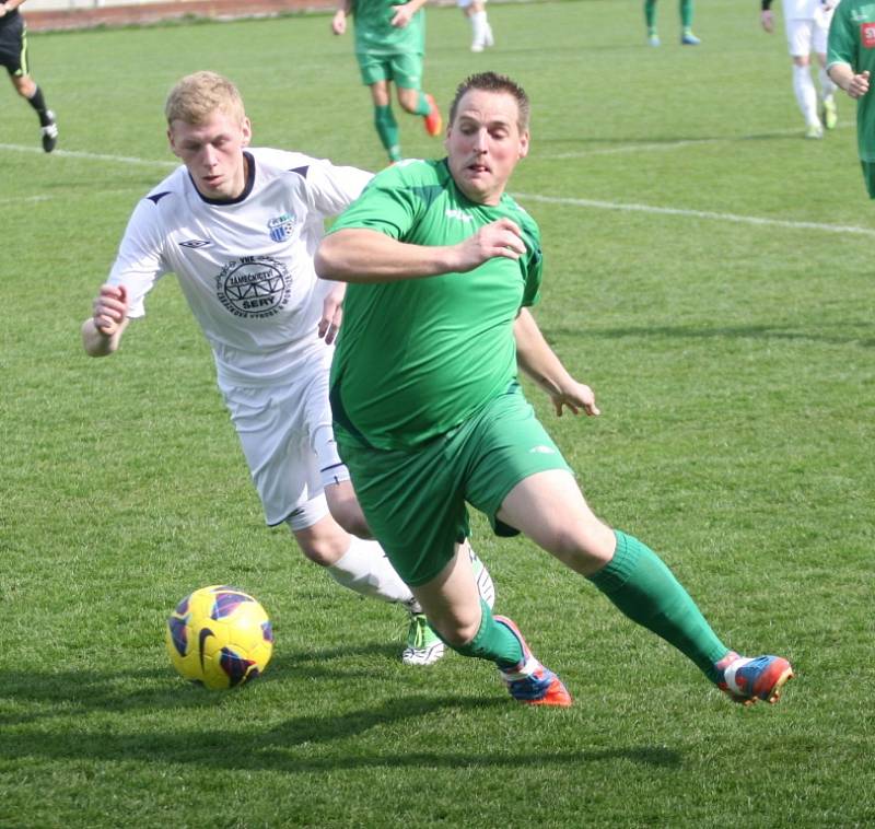 Fotbalisté Slušovic (v zeleném) duel proti zachraňujícím se Vidčím hrubě nezvládli a doma prohráli 0:3. 