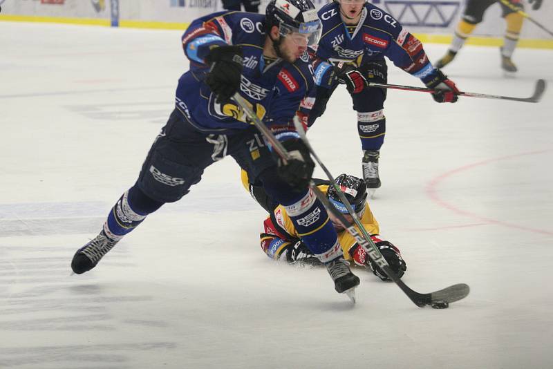 Extraligoví hokejisté Zlína (v modrém) ve 26. kole vyzvali doma Litvínov. Na snímku střílí první gól Zabusovs