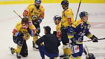 Extraligoví hokejisté Zlína (ve žlutém) v rámci 6. kola skupiny D Generali Česká Cup ve čtvrtek doma vyzvali prvoligový Přerov.