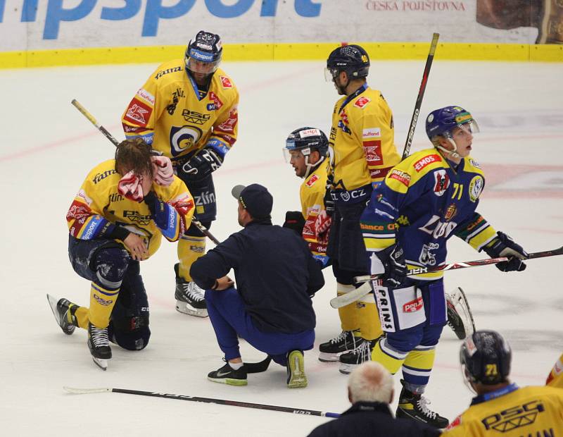 Extraligoví hokejisté Zlína (ve žlutém) v rámci 6. kola skupiny D Generali Česká Cup ve čtvrtek doma vyzvali prvoligový Přerov.