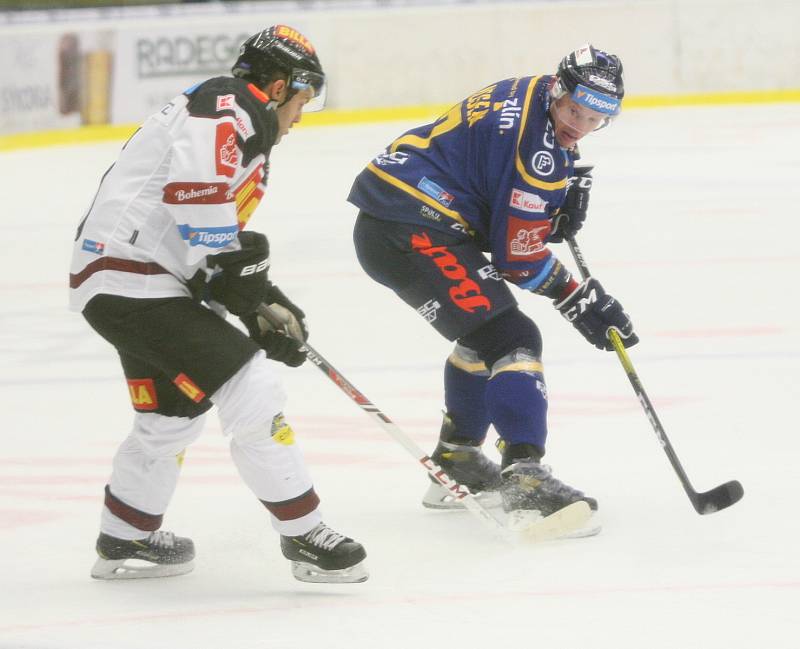 Extraligoví hokejisté Zlína (v modrém) na úvod restartu nejvyšší soutěže v pondělním 15. kole podlehli pražské Spartě 4:6.