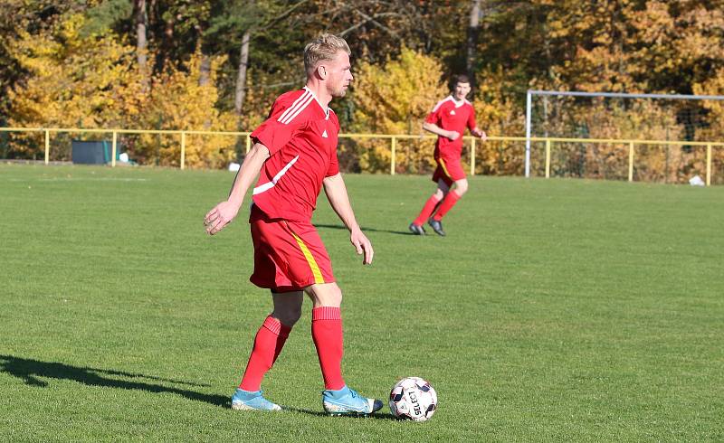 Fotbalisté Mladcové (červené dresy) v šlágru víkendu I.B. třídy skupiny B porazili Lužkovice 4:0.