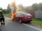 Plameny zničily přední část osobního vozu.