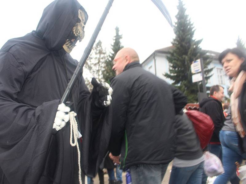 Vůně, chutě, zpěv, ale i strach, pláč a dětský nářek. Všechno možné nabízí valašskokloboucky jarmek.