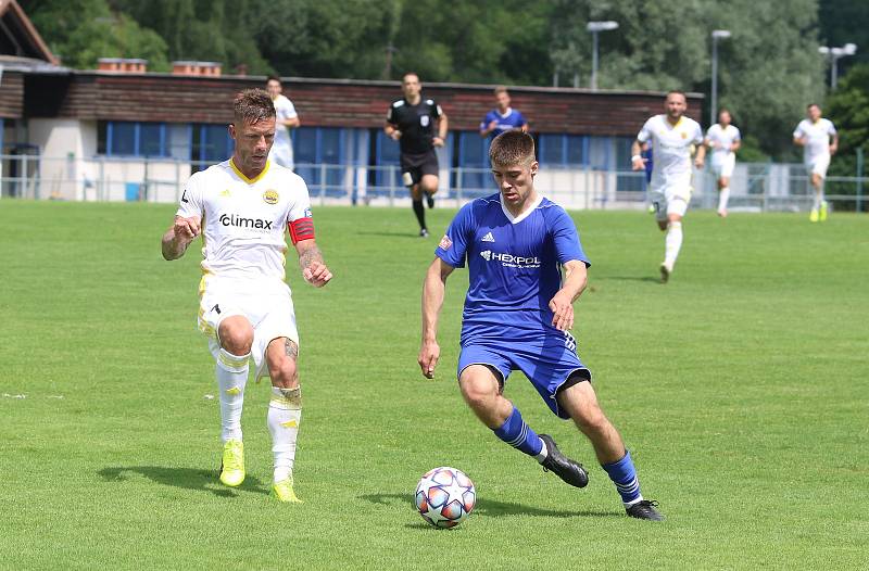 Fotbalisté Zlína (bílé dresy) v úvodním letním přípravném zápase přehráli třetiligový Uničov 5:1.