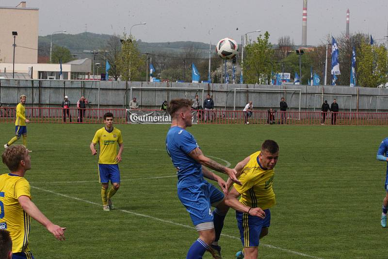 Sobotní třetiligové derby mezi Viktorií Otrokovice (modré dresy) a béčkem Fastavu Zlín skončilo výhrou domácího celku 2:0.