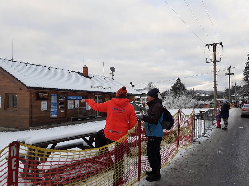 Skiareály ve Zlínském kraji praskaly o víkendu ve švech. Přesto si lidé zimní radovánky užili. Troják na Kroměřížsku.