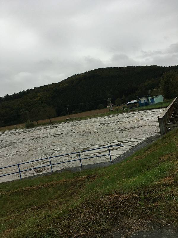 Vytrvalý déšť ve Zlínském kraji zaplavil cesty, zvedl hladiny řek.Bělovský jez