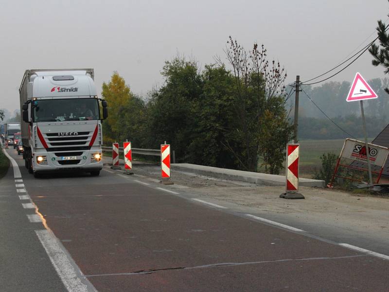 Cesta ujížděla, dopravu kvůli opravě komplikují semafory