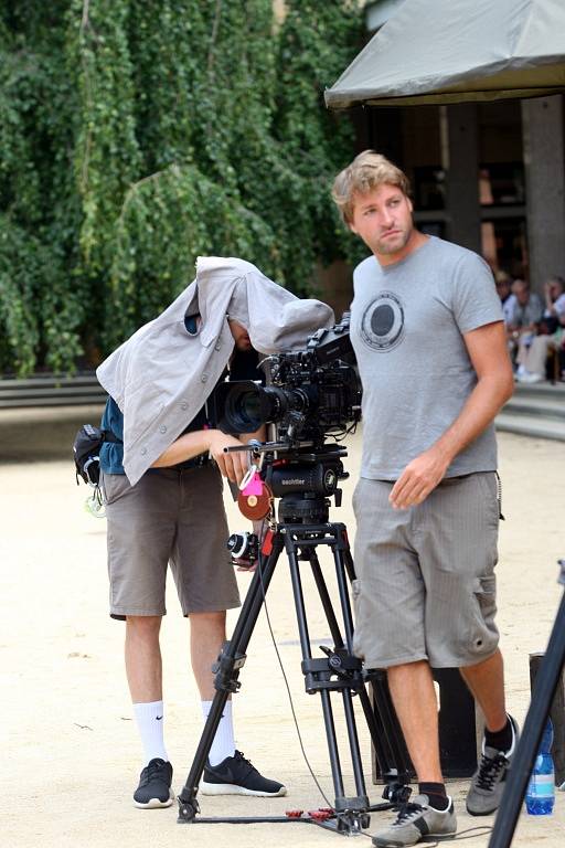 Natáčení televizního seriálu Četníci z Luhačovic na lázeňské kolonádě v Luhačovicích.