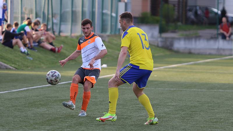 Fotbalisté Baťova (ve žlutém) ve 22. kole krajského přeboru v páteční předehrávce porazili Nevšovou 4:1