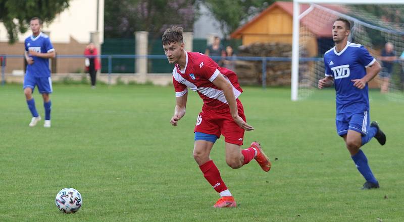 Dvizní fotbalisté Slavičína (v modrém) v rámci středečního 1. kola MOL Cupu doma vyřadili třetiligový Frýdek-Místek v prodloužení 3:2. 