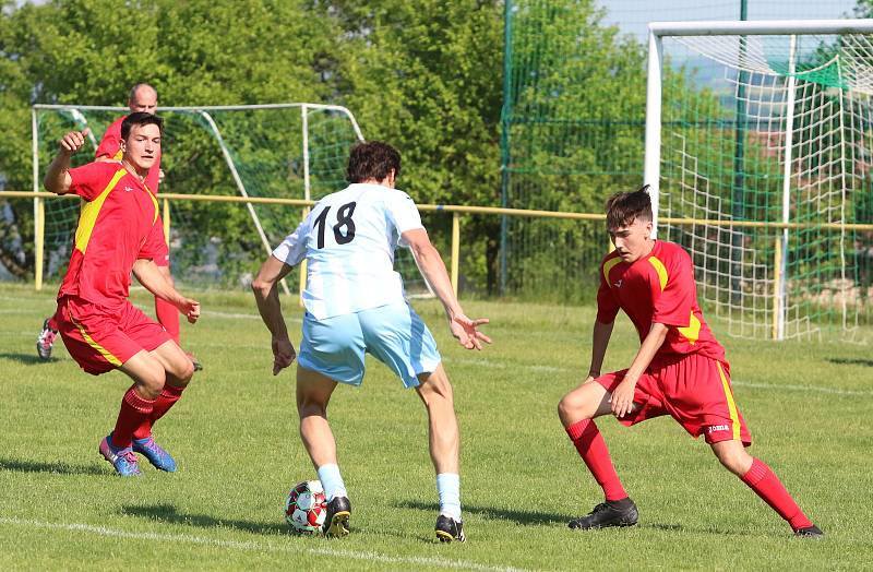 V rámci přípravy na nový soutěžní ročník se v sobotu odpoledne utkali dva rivalové fotbalové I. B třídy skupiny B - Mladcová (v červeném) s Lužkovicemi.