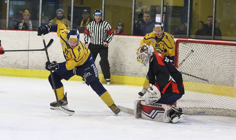 Junioři hokejových Beranů (žluté dresy) v 8. kole nadstavby prohráli s hradeckým Mountfieldem 3:5.