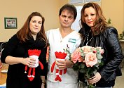 Zástupkyně neziskové organizace Korunka Luhačovice Michaela Mitáčková (vlevo) a ředitelka Veronika Záhorská (vpravo) přinesly na Novorozenecké oddělení Krajské nemocnice T. Bati ve Zlíně vánoční nadílku.