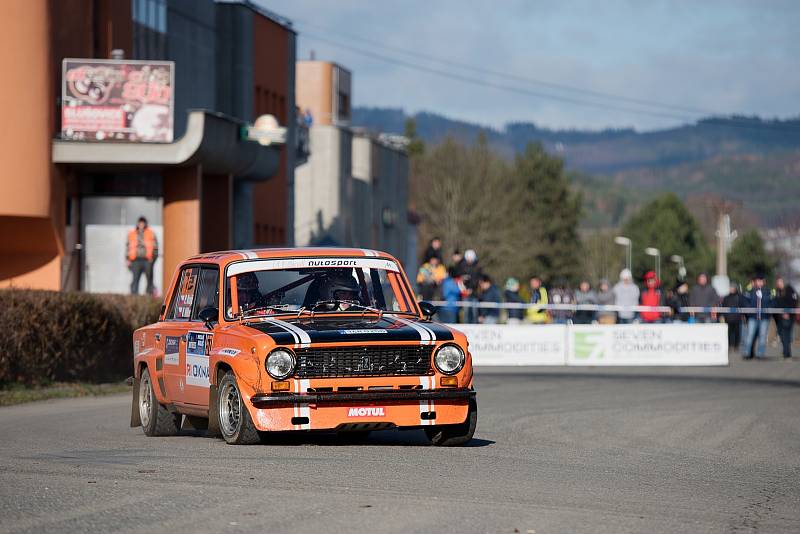 Jubilejní 10. ročník exhibičního závodu Mikuláš Rally na Slušovicku ovládl Jan Černý ve voze Škoda Fabia R5, jenž o tři desetiny vteřiny porazil vsetínského Miroslava Jakeše. Foto: pro Deník/Jan Pořízek