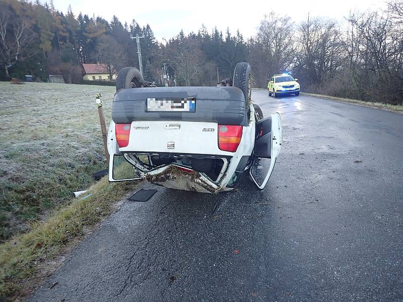 Ranní kluzké silnice potrápily v úterý 22. listopadu řidiče ve Zlínském kraji. Hasiči vyjížděli k několika nehodám, napříč celým krajem.