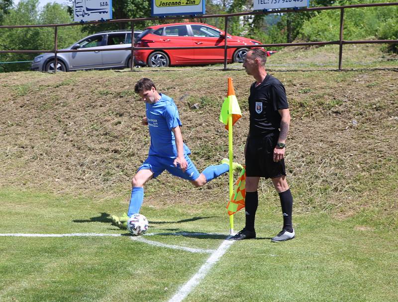 Fotbalisté Jasenné (modré dresy) smetli mužstvo Slopné 5:0.