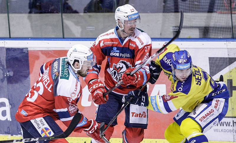 Hokejové utkání Tipsport extraligy v ledním hokeji mezi HC Dynamo Pardubice (červenobílém) a HC Aukro Berani Zlín ( ve žlutomodrém) v pardudubické Tipsport areně.